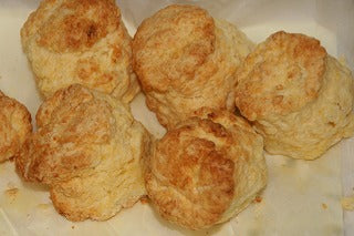 焼き立てのスコーンと温かいティーウイズミルク!
