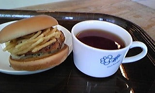 MOSの「塩バターチキンバーガー」と紅茶の相性・・・最高!